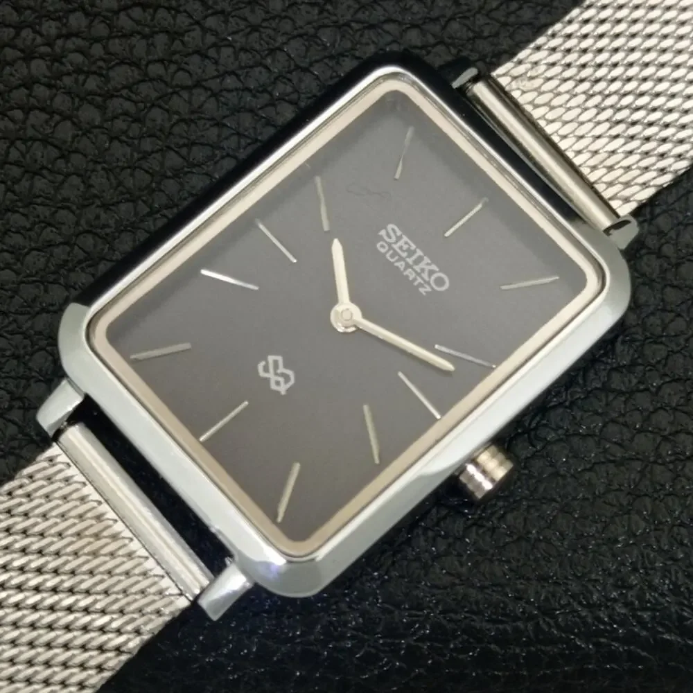 Vintage Style Seiko Quartz Mens Silver Watch & Black accents W/ Steel Strap